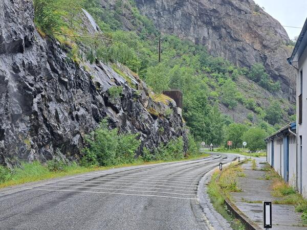 Ein kjem ikkje til Erdal no, vegen er stengt ved Røyrnes.