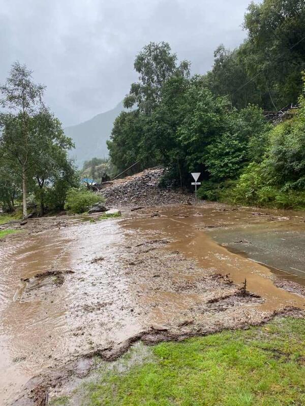 Ras sperrar mot Lærdalsøyri, men erdøler kan ta seg ut av grendi via Aurlandsfjellet.