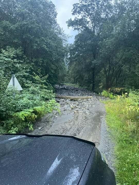 Eitt av fleire ras som gjekk over vegen inn Raasdalen under uvêret Hans