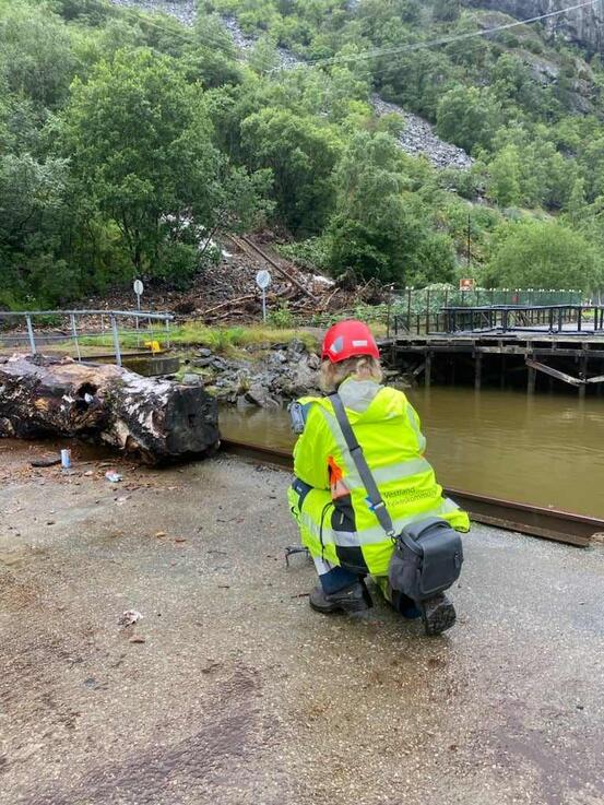 Geolog frå Vestland fylkeskommune var onsdag føremiddag på plass for å vurdera tilhøva på fv. 5627