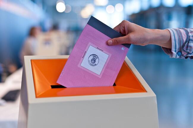 Stemmeseddel som legges i valgurne