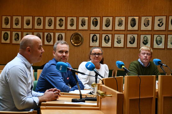 Ordførarkandidatane i Lærdal i valdebatt på NRK i kommunestyresalen relativt tidleg i valkampen. F.v. Audun Mo (Ap), Sæmund Stokstad (SV), Frøydis Helland (H) og Viktor Yttri (Sp).