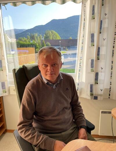 Arkviansvarleg, Frank Steinsvik, ved kontorpulten