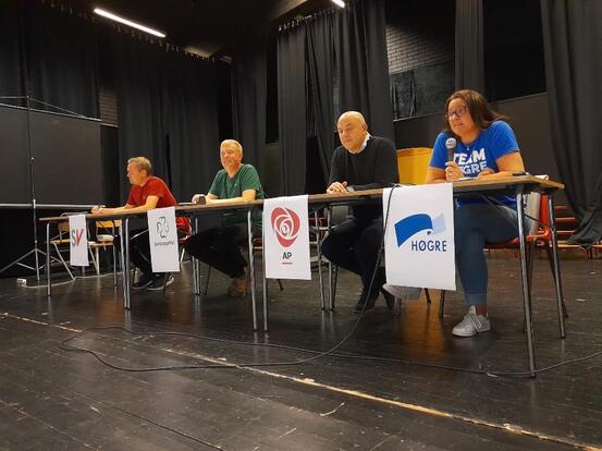 Ordførarkandidatane var i debatt på Lærdalsøyri skule før skulevalet.