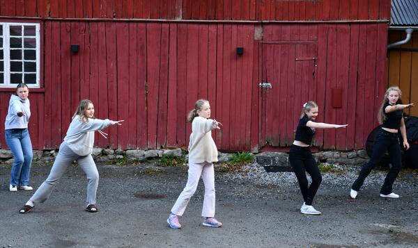 Ungdomsskuleelevar står for dansen i Kvammegården tysdag