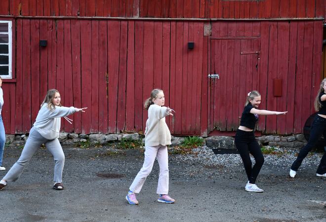 Ungdomsskuleelevar står for dansen i Kvammegården tysdag