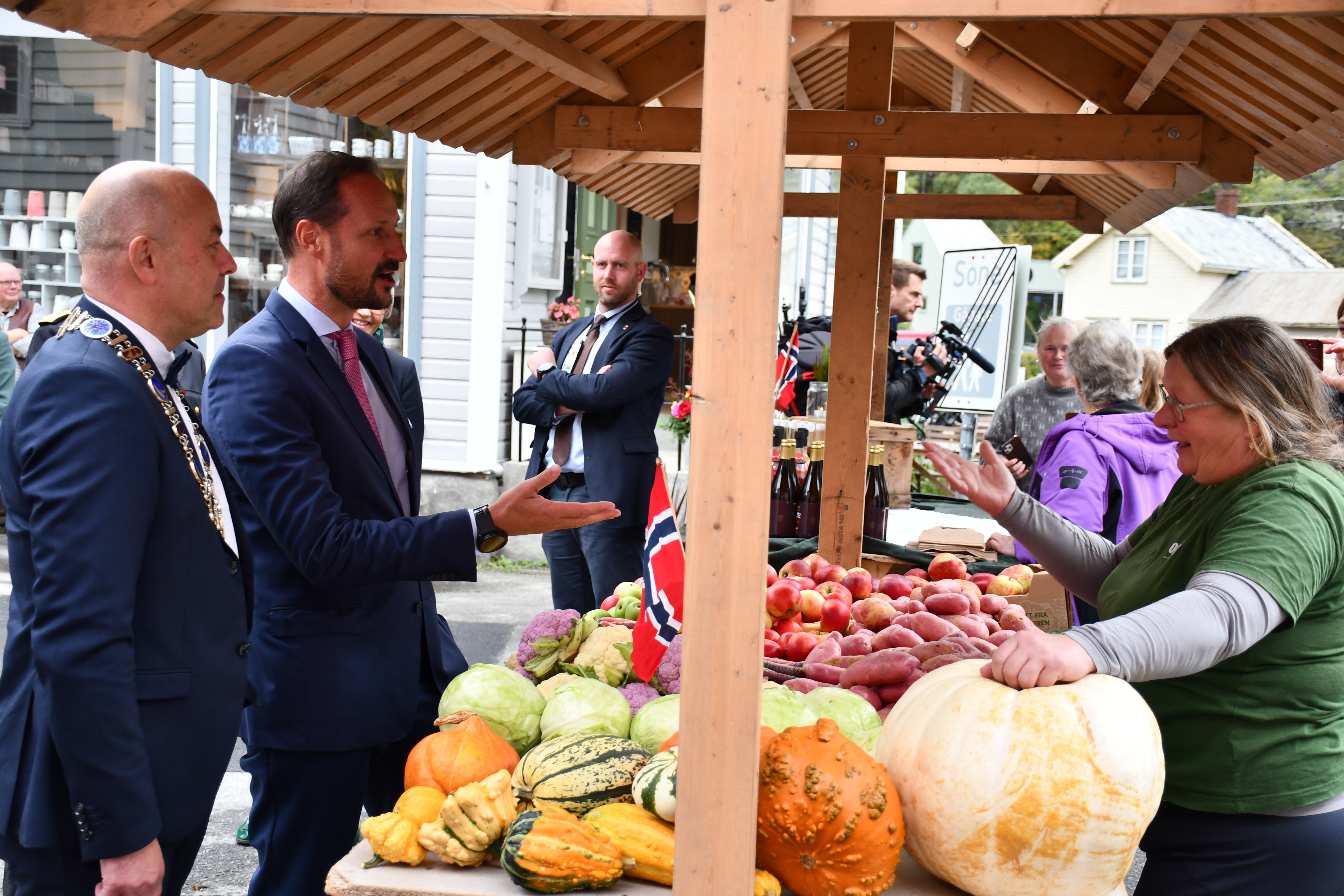 Kronprinsen tok seg god tid i bodene som var sett opp for å syna ein smak av korleis det er under marknadane i Lærdal.