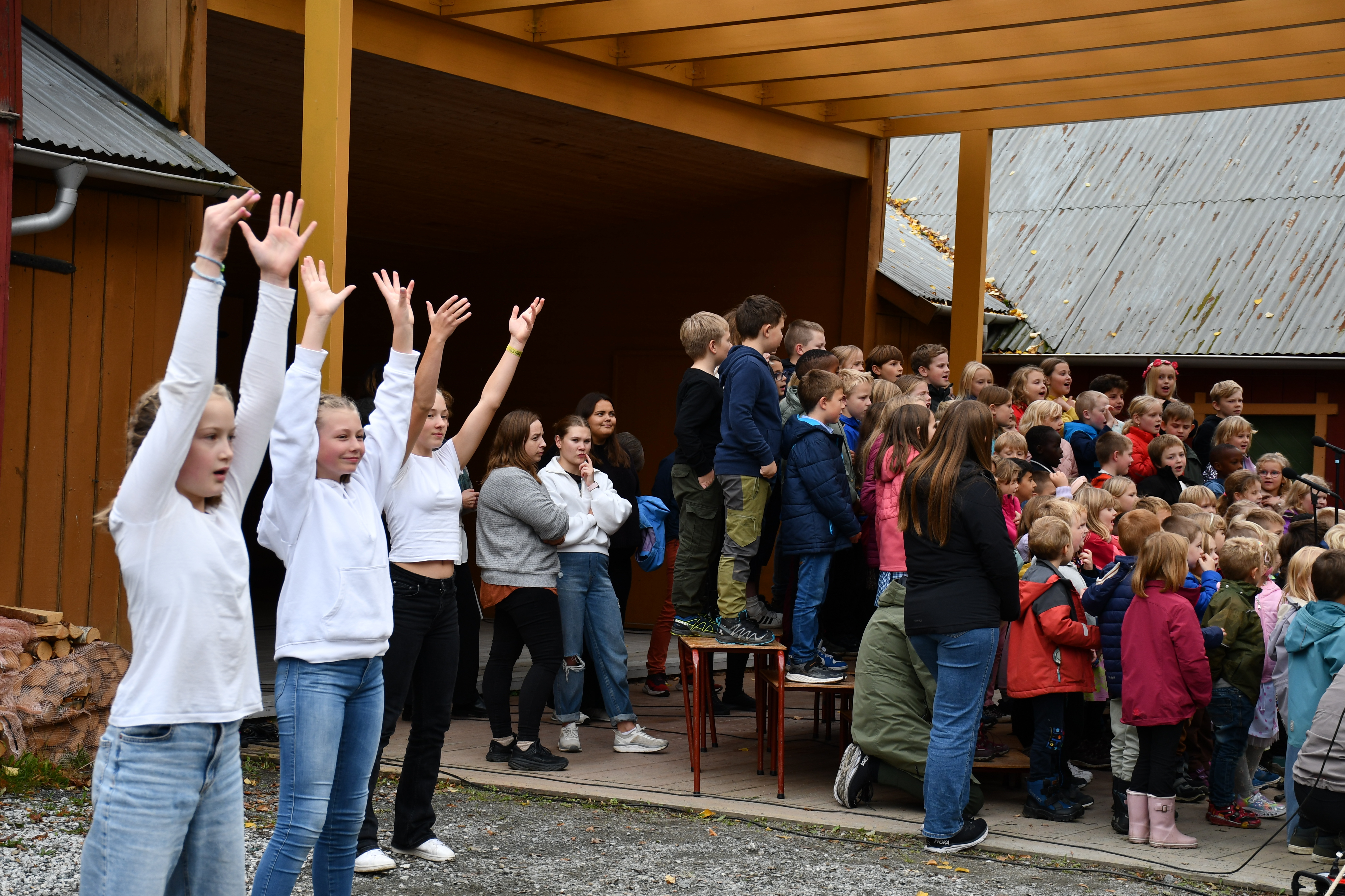 Så var det folkearrangement i Kvammegården med dansarar frå ungdomsskulen og barnekor frå barneskulane og barnehagane.