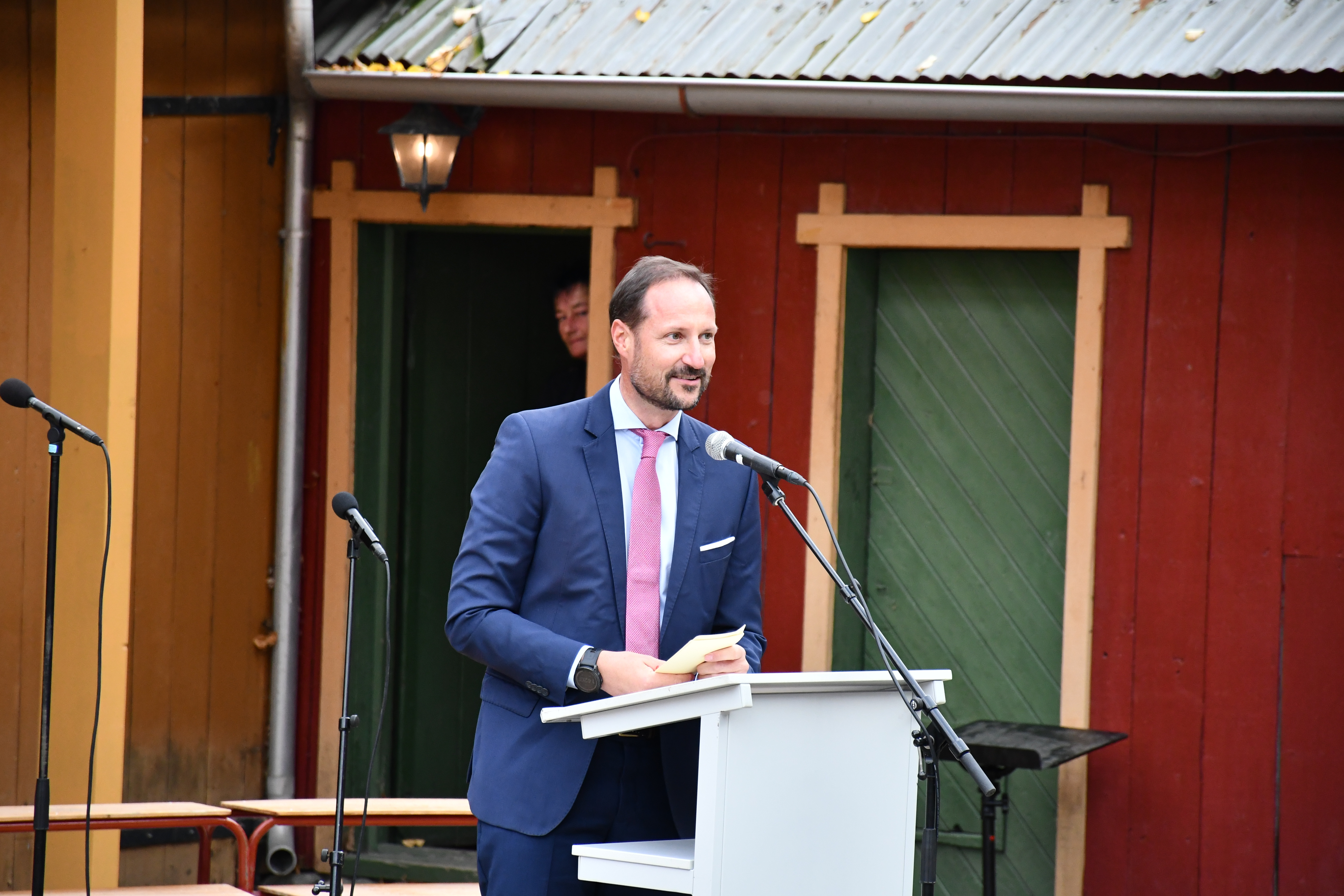 Kronprins Haakon helste sjølvsagt til lærdølene, og nemnde mellom anna at det alltid vart god stemning i kongefamilien når Lærdal kom opp som tema - ettersom kongefamilien har eit spesielt forhold til bygda.