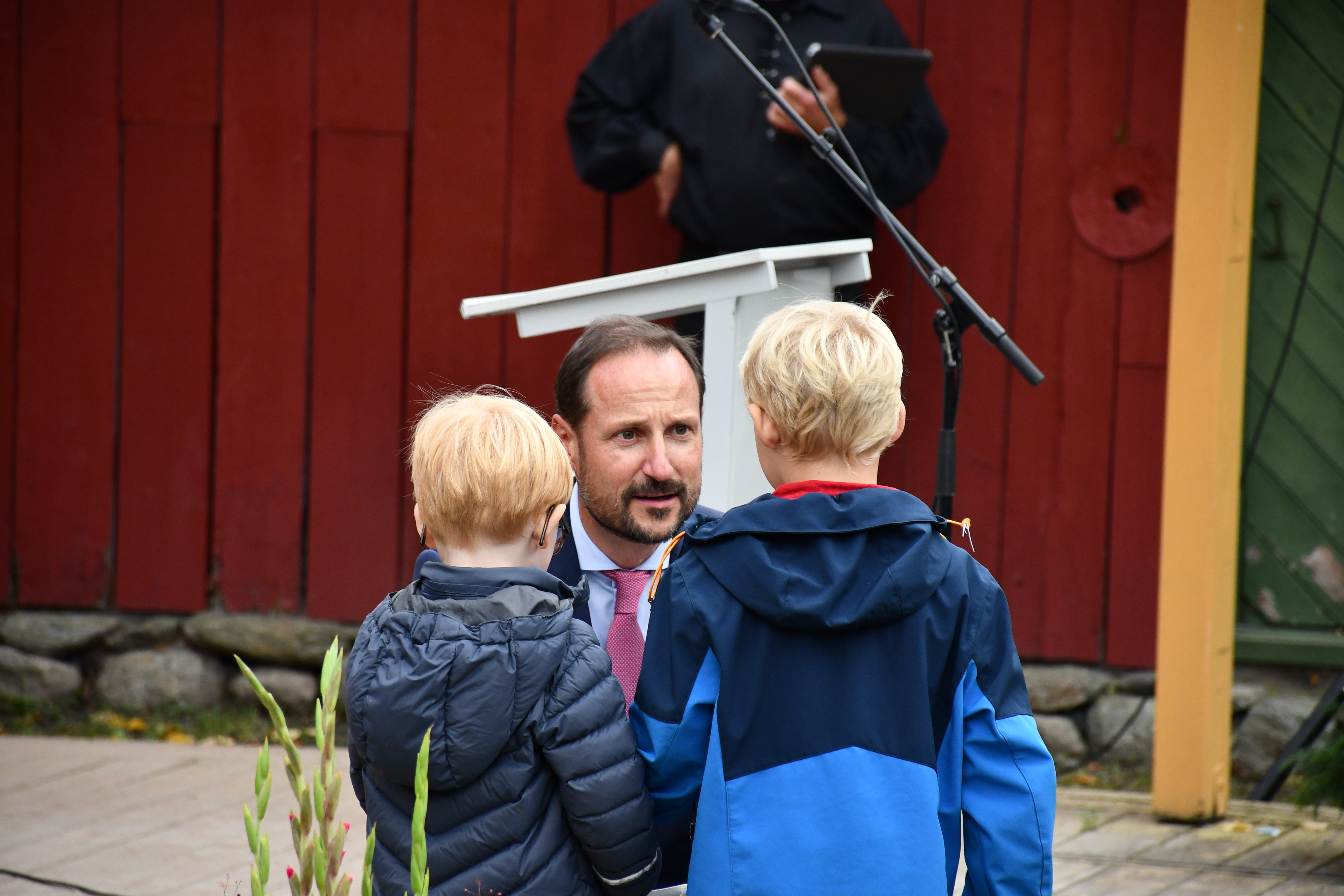 Kronprinsen fekk gåver frå borna i form av teikningar - også med god betring-helsing til Kronprinsesse Mette-Marit, som skulle ha vore med, men vart sjukemeld.