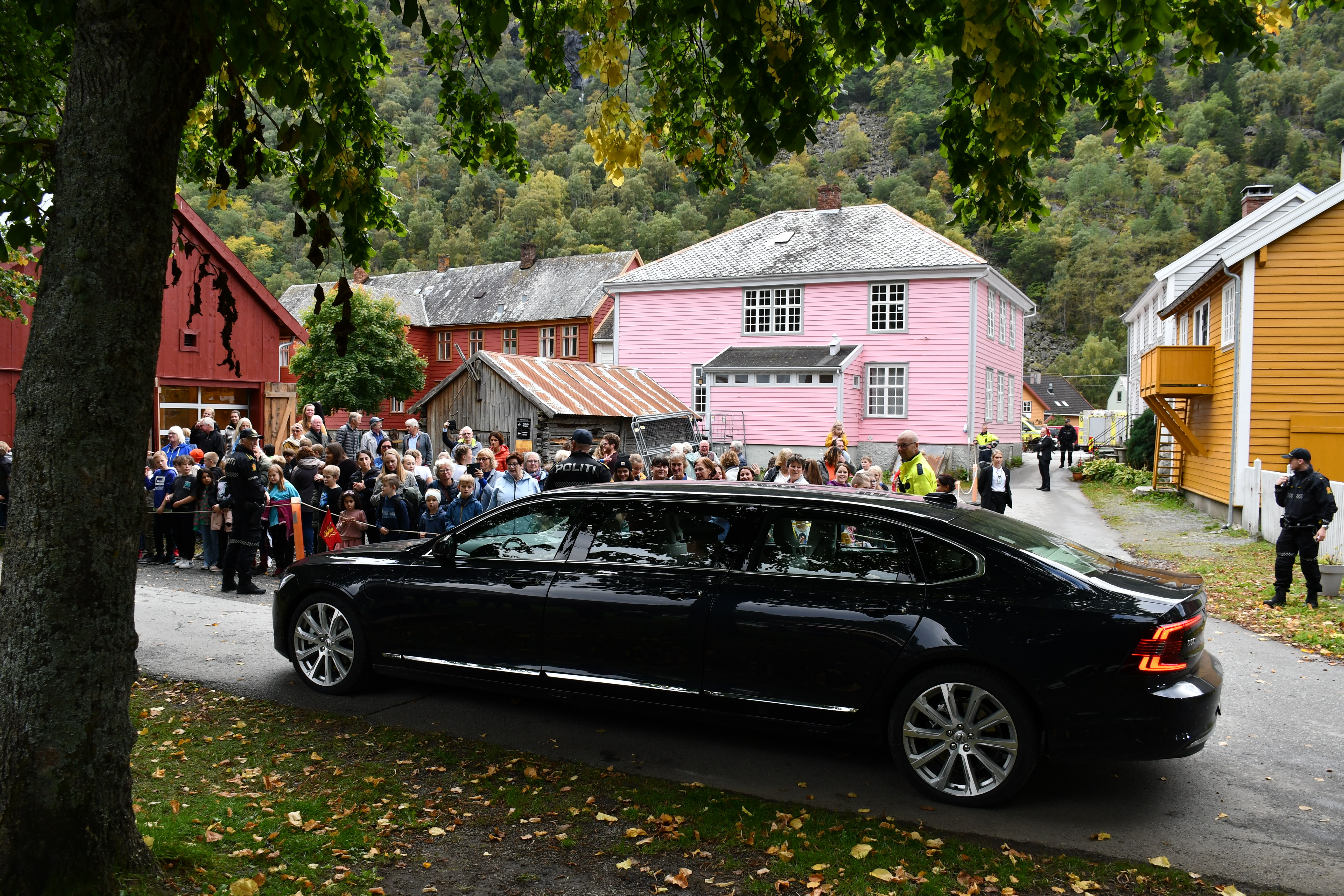 Dermed var seansen over og limousinen køyrde vidare.