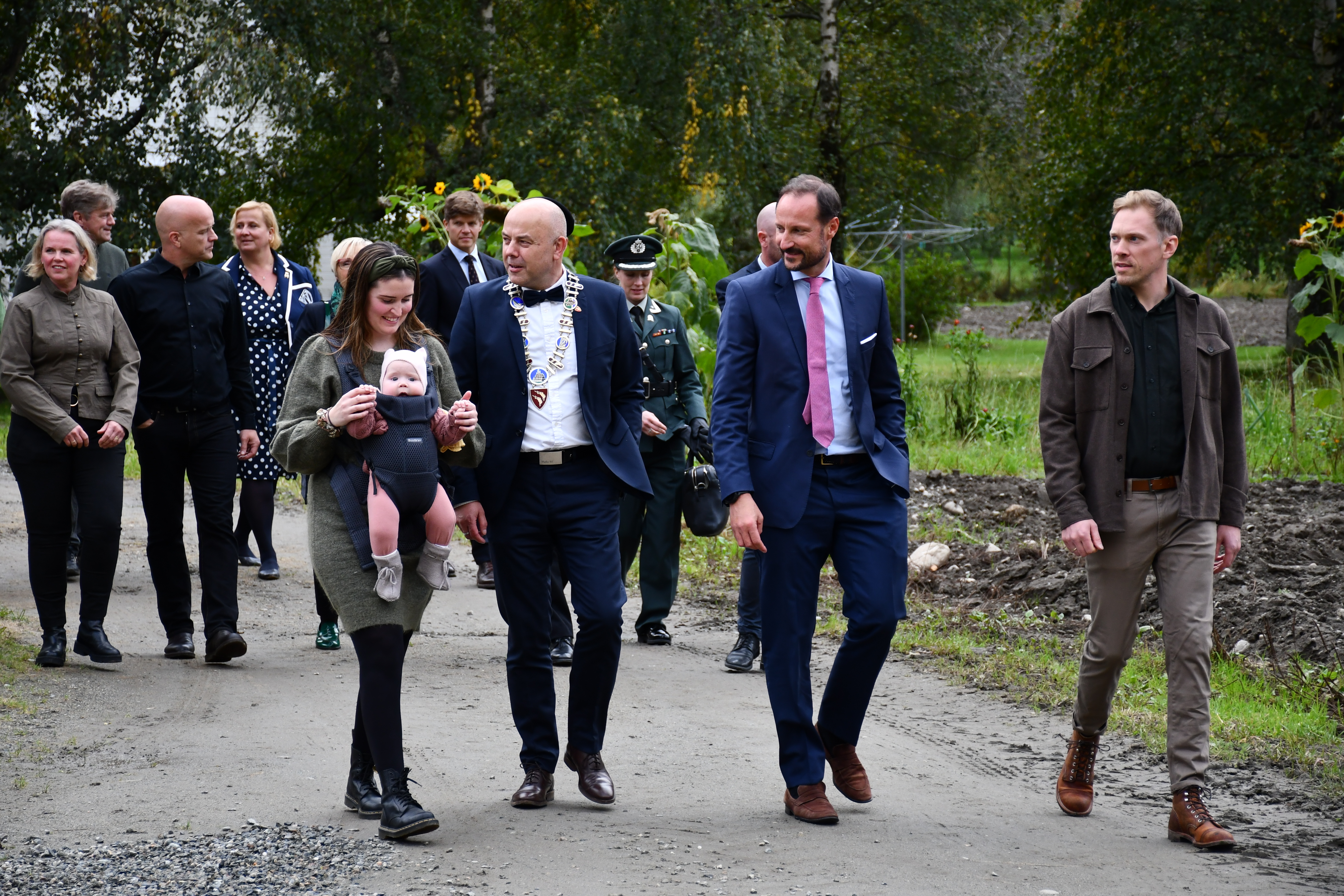 Frå Øyri bar det opp på Ljøsne og garden Sande. 