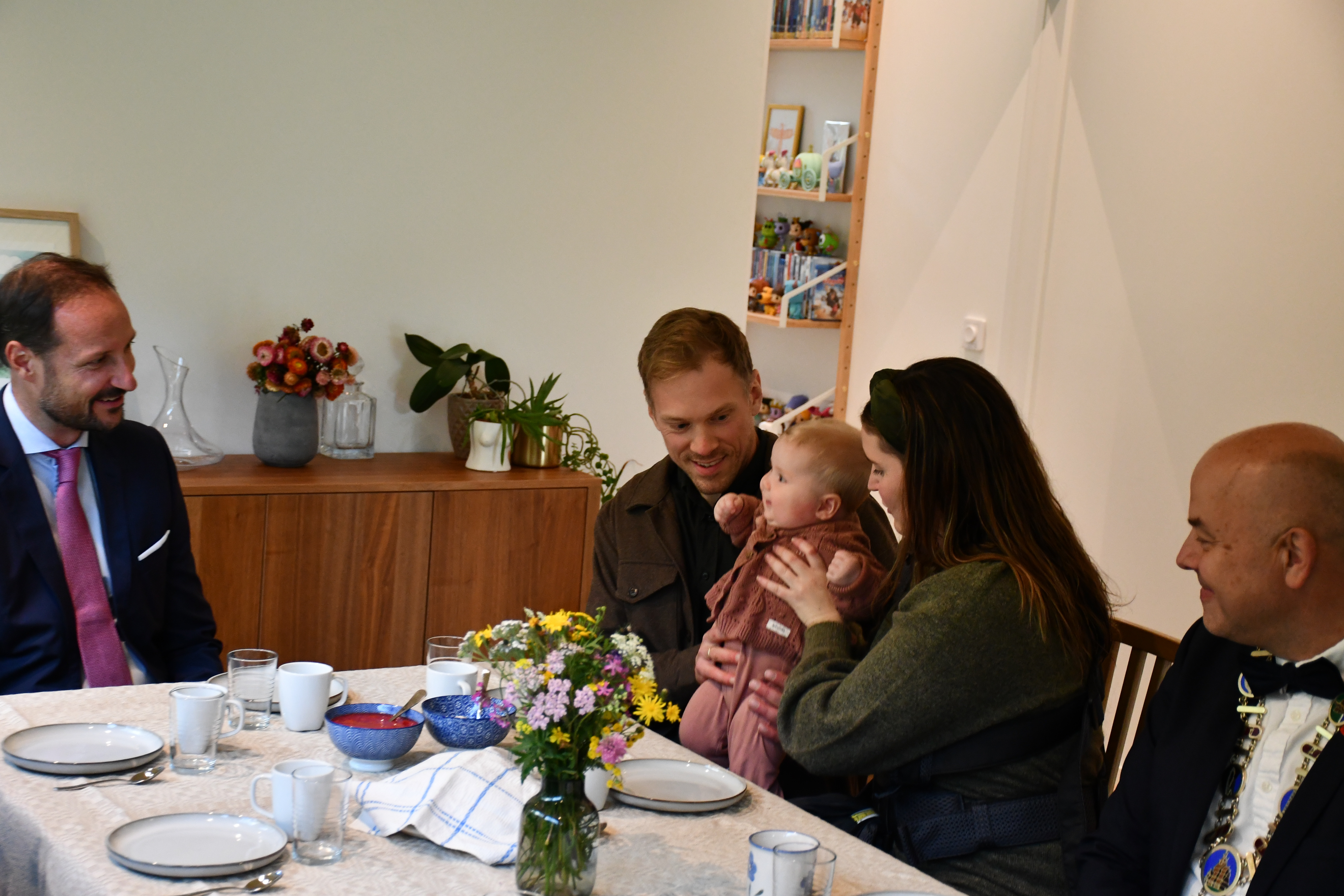 Eirik Skjerdal Lysne og Synne Haferkamp driv garden i Sande og serverte Kronprinsen lappar. Dottera var også i perlehumør.