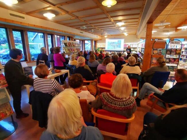 Fullt hus under føredraget om livet på Harastølen