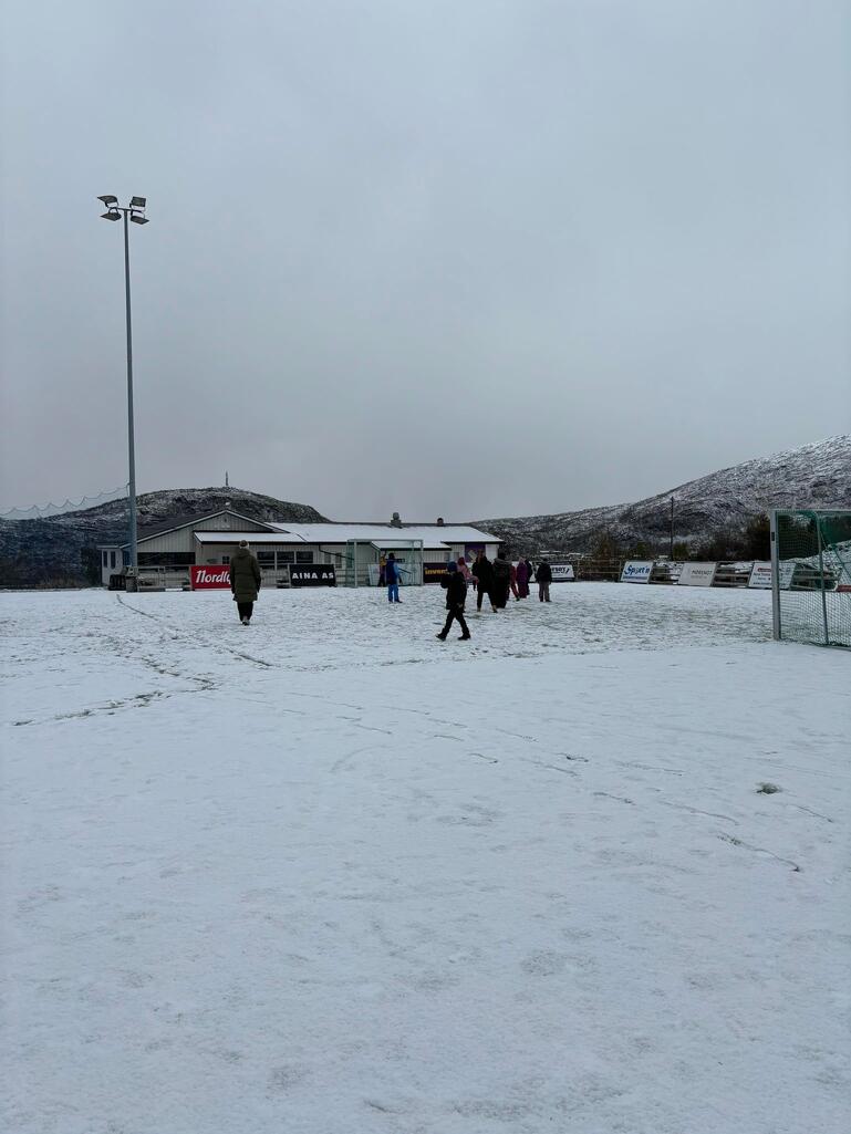 Barn som leker på fotballbanen