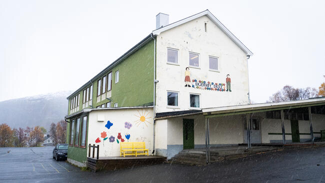 Skjervøy barneskole, bildet er tatt fra siden