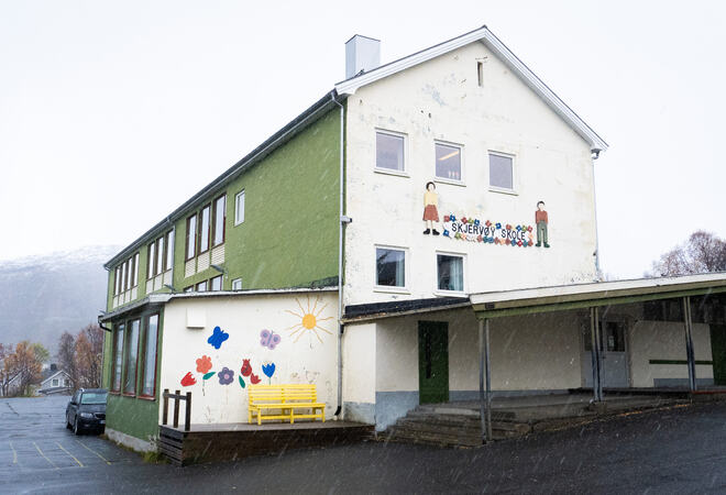 Skjervøy barneskole, bildet er tatt fra siden