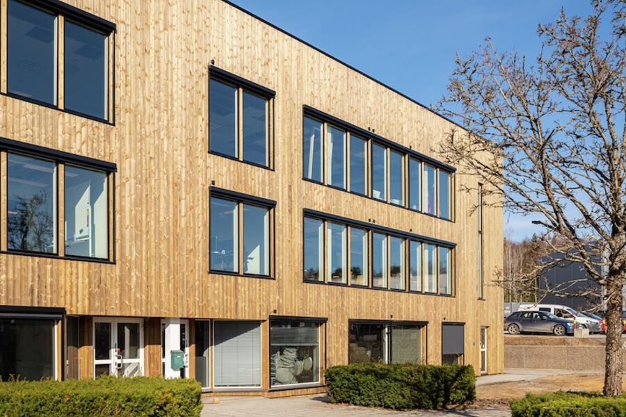 Glynitveien 33 i Ski har fått 500 kvadratmeter med rehabiliterte kontorlokaler. Foto: Dmitry Tkachenko / Höegh Eiendom