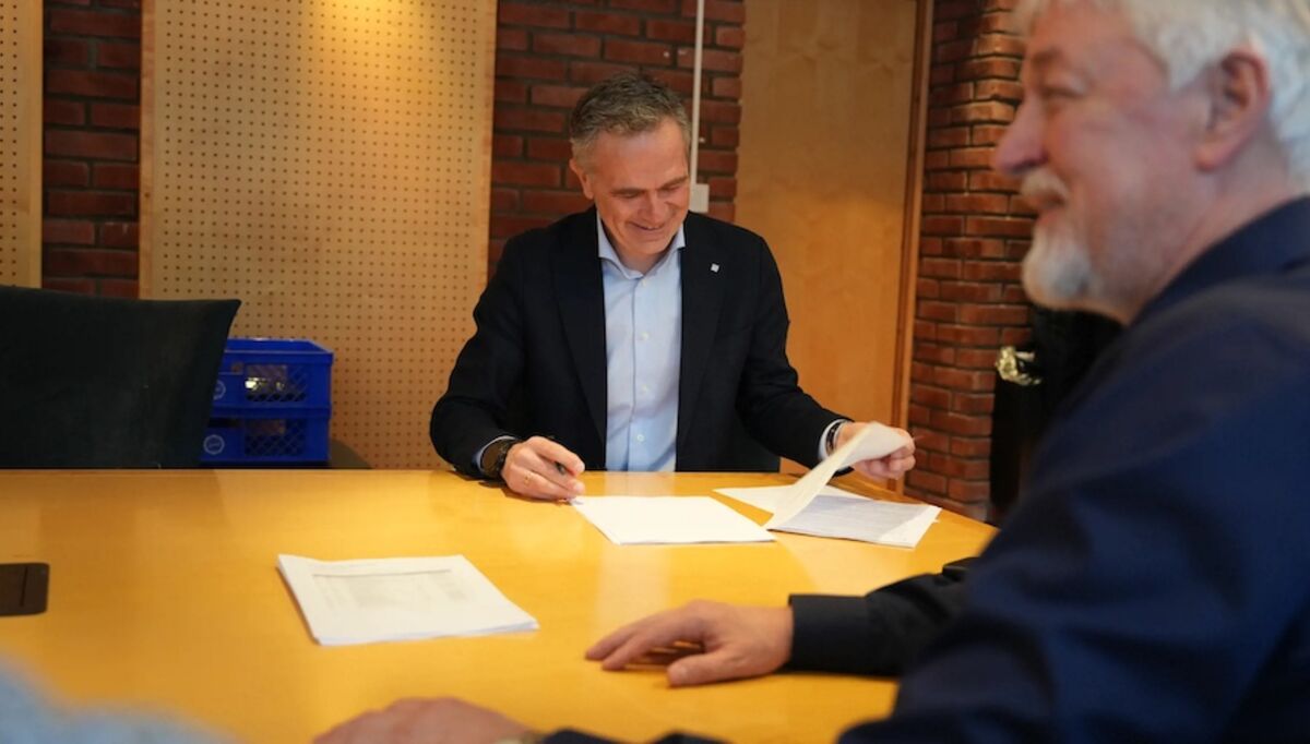 Henning Vellene (t.v.), direktør Teknikk og Industri i Norconsult, signerer avtalen med GK og Jan Kinserdal, kontraktsansvarlig LVK i GK. Foto Norconsult