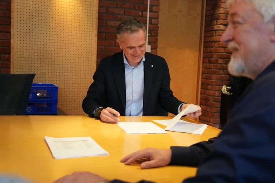 Henning Vellene (t.v.), direktør Teknikk og Industri i Norconsult, signerer avtalen med GK og Jan Kinserdal, kontraktsansvarlig LVK i GK. Foto Norconsult