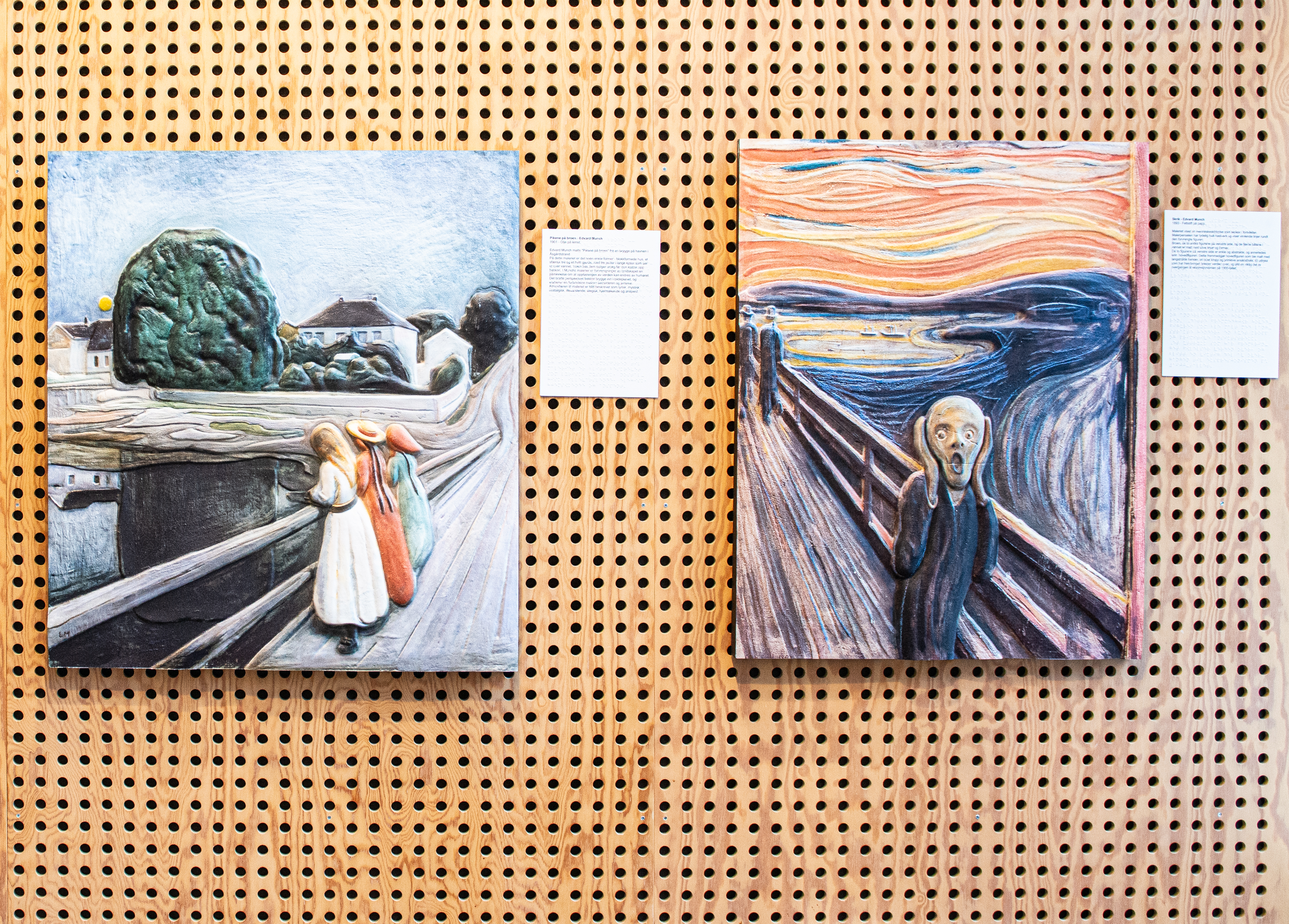 Bilde av to malerier festet på en vegg.