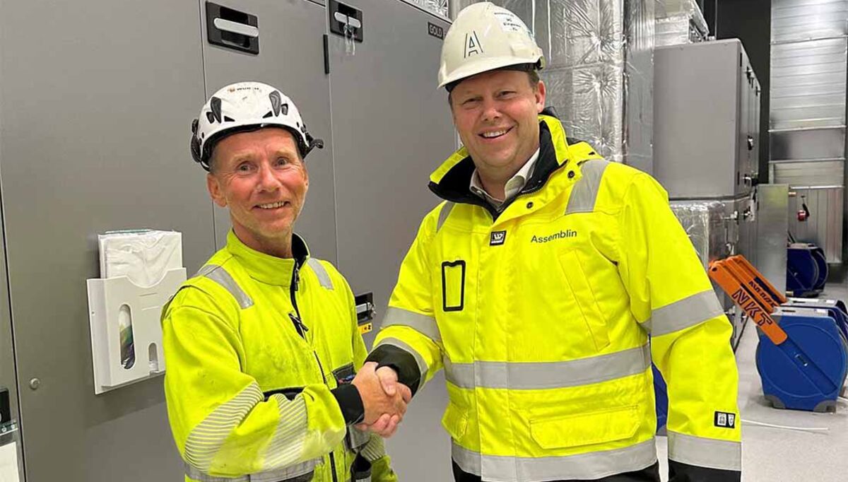 Bjørnar Skaugen (t.v.) og Stein Arne Sværen innledet 2024 med å signere avtale om salg av Skaugen Blikk og Ventilasjon AS til Assemblin ventilasjon AS.