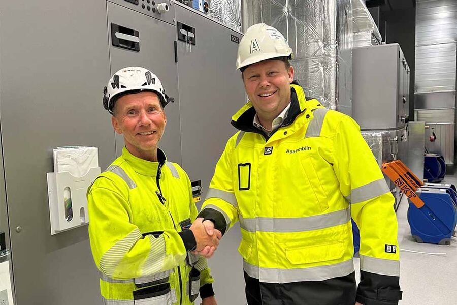 Bjørnar Skaugen (t.v.) og Stein Arne Sværen innledet 2024 med å signere avtale om salg av Skaugen Blikk og Ventilasjon AS til Assemblin ventilasjon AS.