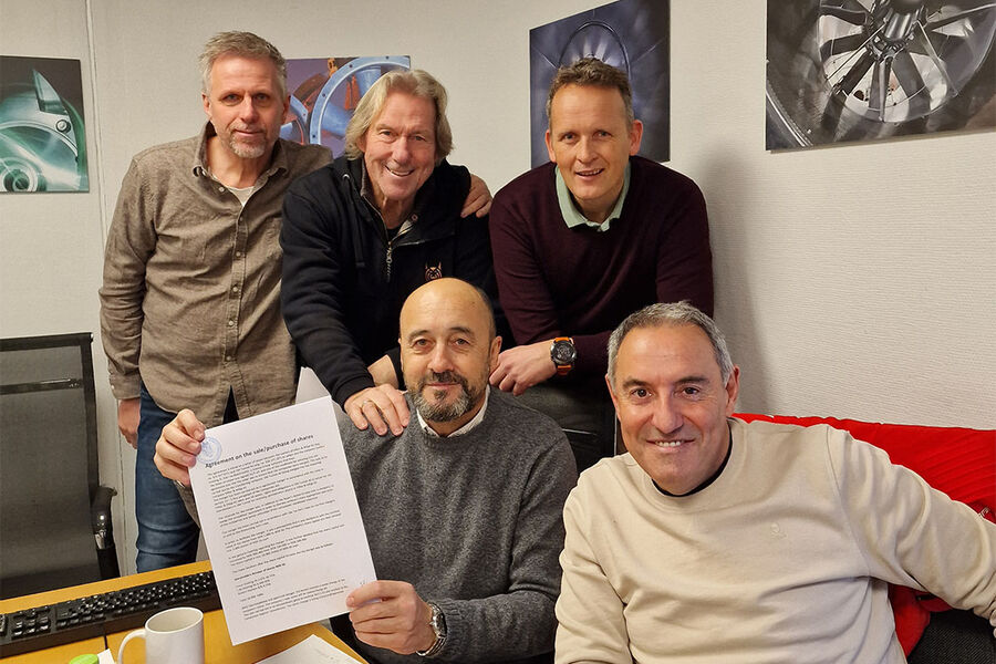 Daglig leder Steffen Bjerkvoll, styreleder Bjørn Steinar Lien og avdelingsleder Robert Paulsen, ansvarlig for satsingen på tunnelventilasjon i det nye selskapet Sodeca Norge AS, er helt sikre på at oppkjøpet vil styrke og utvikle bedriften, og samtidig være en trygghet for kundene. Her under signeringen av avtalen sammen med Export manager Xavier Milas og Managing director Josep Font Lara i moderselskapet Sodeca Group.