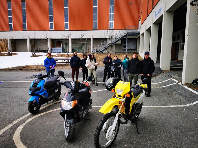 Elever fra Skjervøy ungdomsskole som gjør seg klar for mopedopplæring