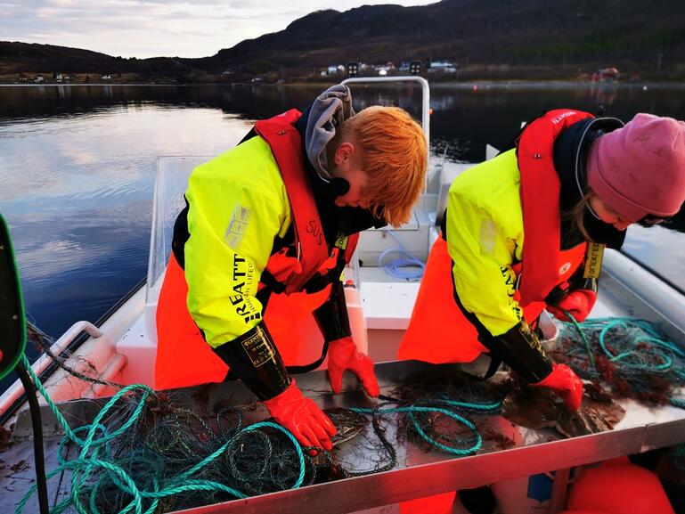 Elev fisker fra skolebåten til Skjervøy ungdomsskole