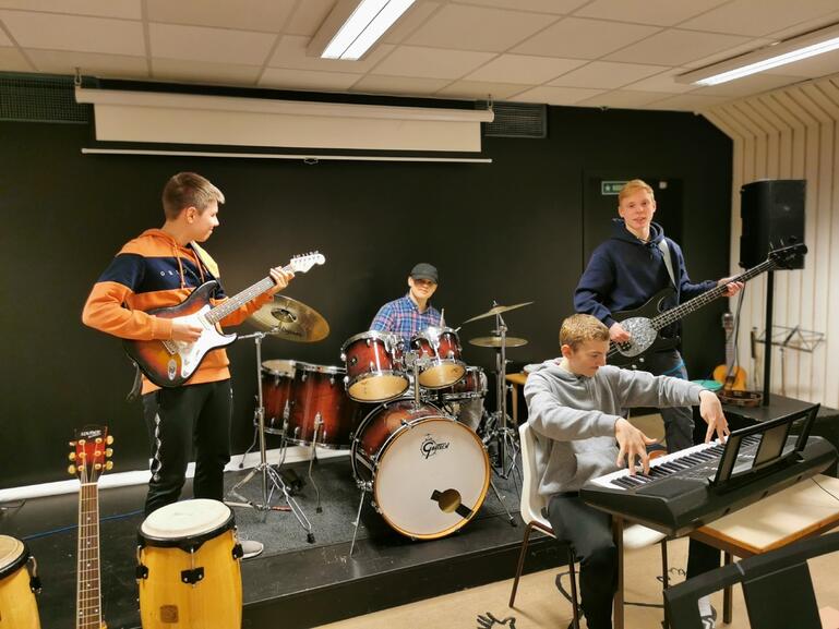 Elever som deltar på rockeverksted ved Skjervøy ungdomsskole