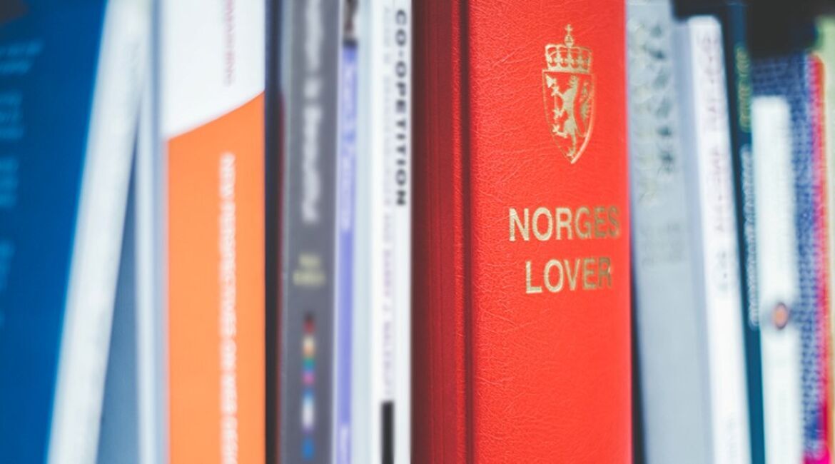 Norges lovsamling i en bokhylle sammen med andre bøker