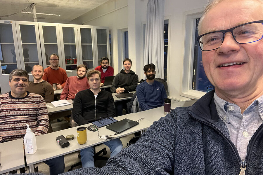 Mads Mysen tar med seg over ti studenter til Ventilasjonskonferansen i Oslo den 23.01.2024 Dette er studenter som er inne i sitt siste år, og straks skal i gang med sine masteroppgaver.