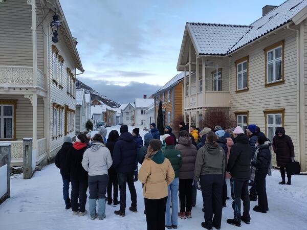 Her er studentane øvst på Gamle Lærdalsøyri