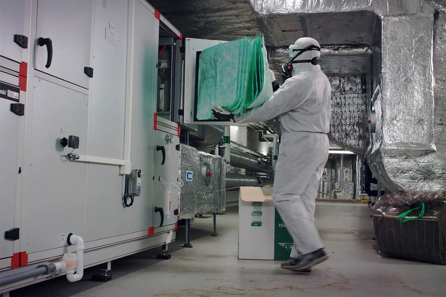 Brukte filtre kan inneholde betydelige mengder partikler som ikke bør pustes inn. Beskyttelsesutstyr tilpasses risiko, for eksempel smittefare. Illustrasjonsfoto: Camfil