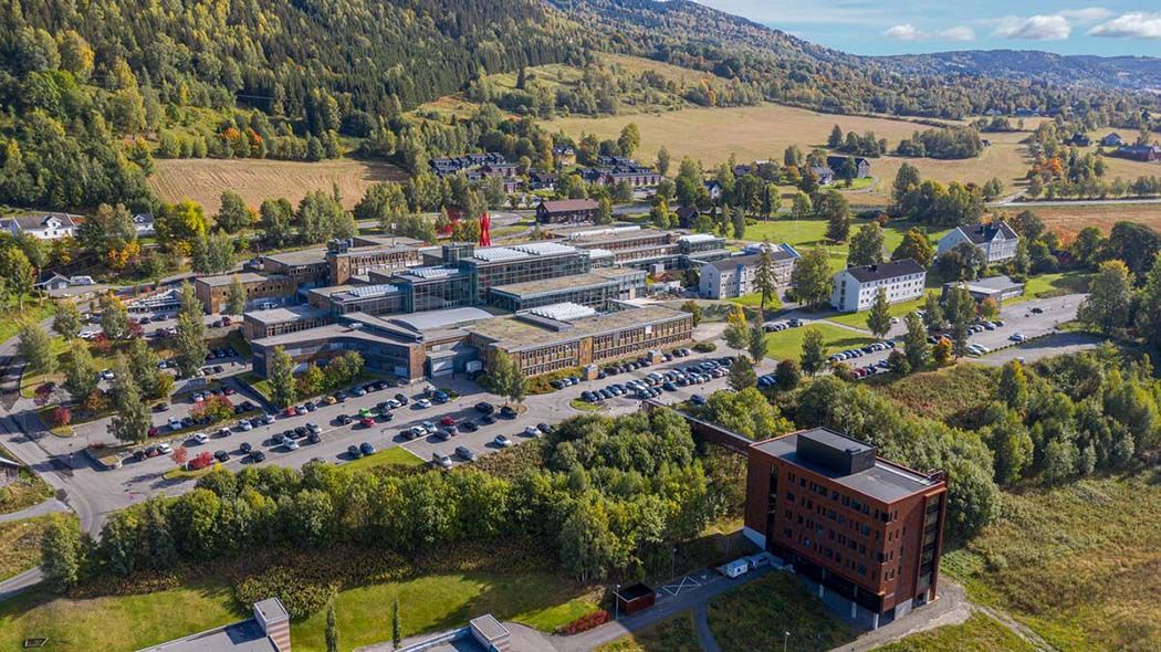 Luftfoto av bygningene til Høgskolen Innlandet i Lillehammer
