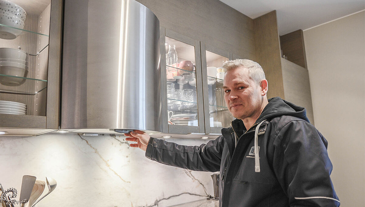 – Ventilasjonsaggregatet er plassert i skapet her sammen med kjøkkenvifte, forklarer daglig leder Tommy Aarseth i Aarseth Boligventilasjon.