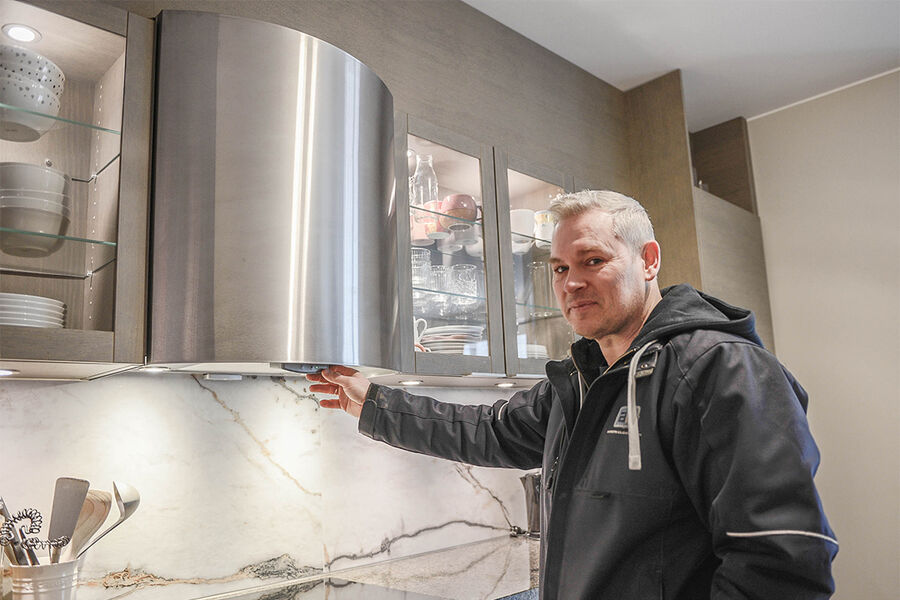 – Ventilasjonsaggregatet er plassert i skapet her sammen med kjøkkenvifte, forklarer daglig leder Tommy Aarseth i Aarseth Boligventilasjon.