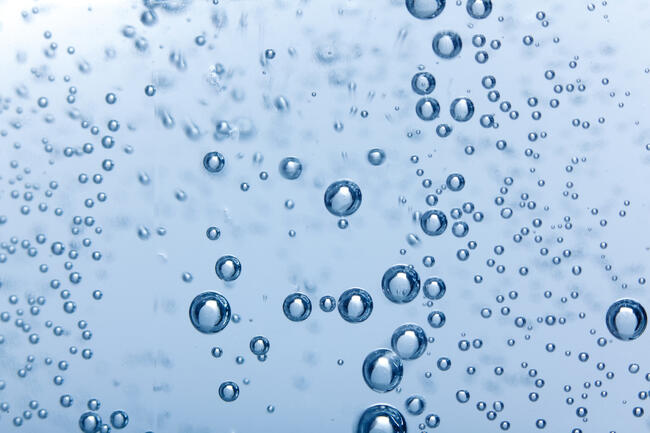 4769910-gas-bubbles-in-mineral-water