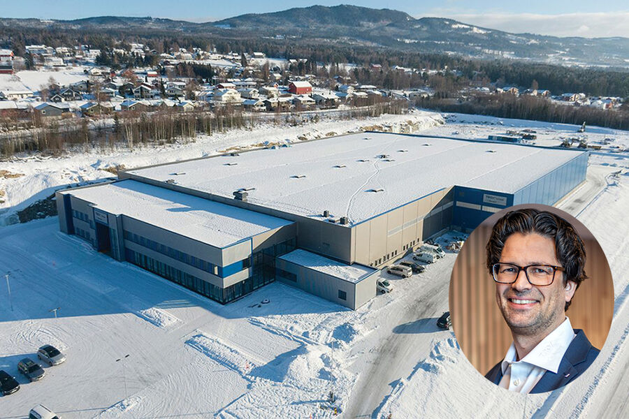 Den nye fabrikken til 50 års jubilanten ruver godt på industriområdet rett på over siden av riksvei 4. Administrerende direktør Jan Georg Storvik i Trox Auranor er stolt av av at de har klart å skape en topp moderne arbeidsplass Foto:Trond Joelson