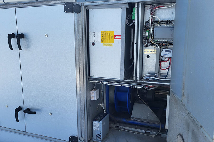 Er aggregatkapslingen godt nok isolert? Fungerer hengsler og håndtak, eller kan de fikses? Det er blant tingene du bør sjekke på et gammelt aggregat. Foto: Systemair.