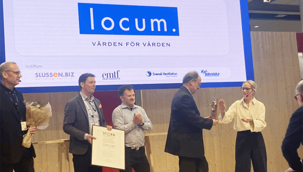Mikael Nutsos, Locum, tar emot Stora Inneklimatpriset från prisutdelaren Karin Neuhaus, generalsekreterare Astma- och Allergiförbundets hand. Foto: Fredrik Kindahl