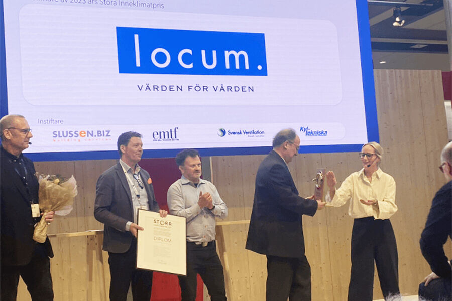 Mikael Nutsos, Locum, tar emot Stora Inneklimatpriset från prisutdelaren Karin Neuhaus, generalsekreterare Astma- och Allergiförbundets hand. Foto: Fredrik Kindahl