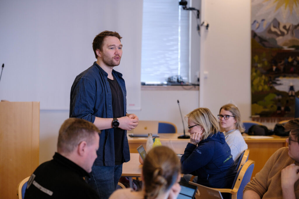 Tjenestedesigner Eivind Reibo Jentoft i en workshop med kommunens ansatte