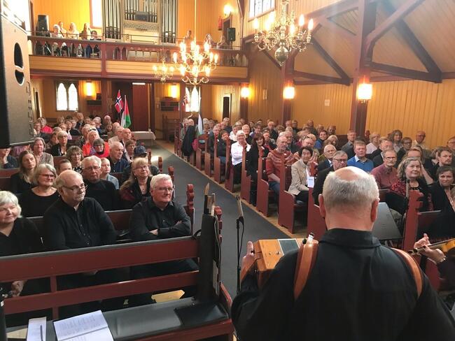 Mange fann vegen til Hauge kyrkje og solidaritetskonserten 1.mai. Foto: Gunn Beate Sjøthun