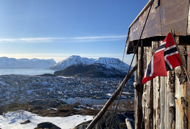 Utsiktstbilde fra Stusnes fra gapahuken med det norske flagget. Nydelig vær.