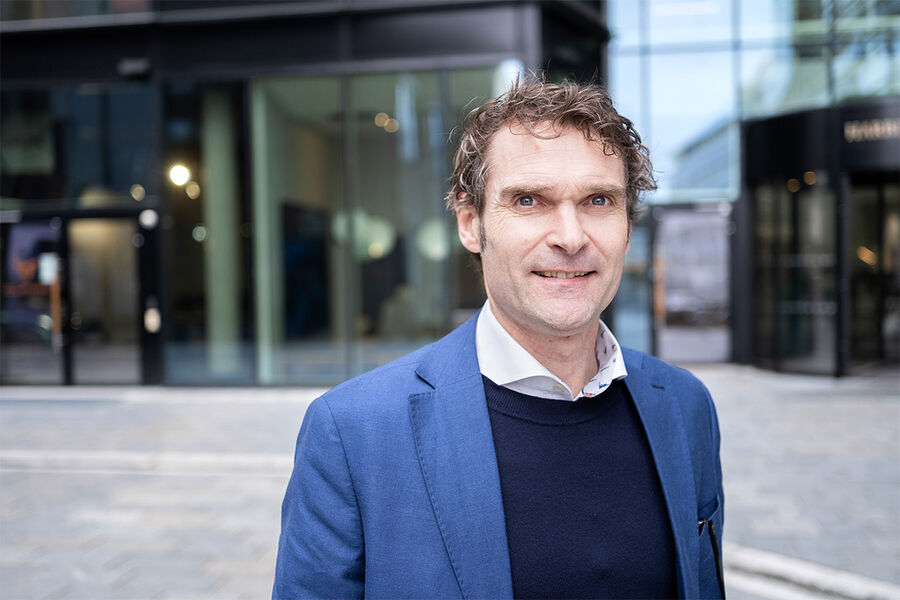 Divisjonslederen for prosjektledelse i Rambøll Bygg, Henning Karlsen, mener en prosjektleder må være synlig i sin rolle og ha både evnen og kunnskap til å lede effektivt, motivere og inspirere sine team og drive prosjektet mot suksess.