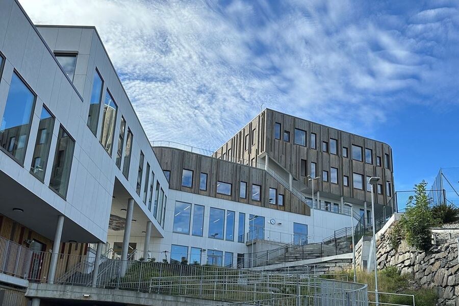 Forskningsprosjektet BRAVENT har undersøkt ulike strategier for å gi tryggere skolebygg ved brann. Illustrasjonsfoto: SINTEF