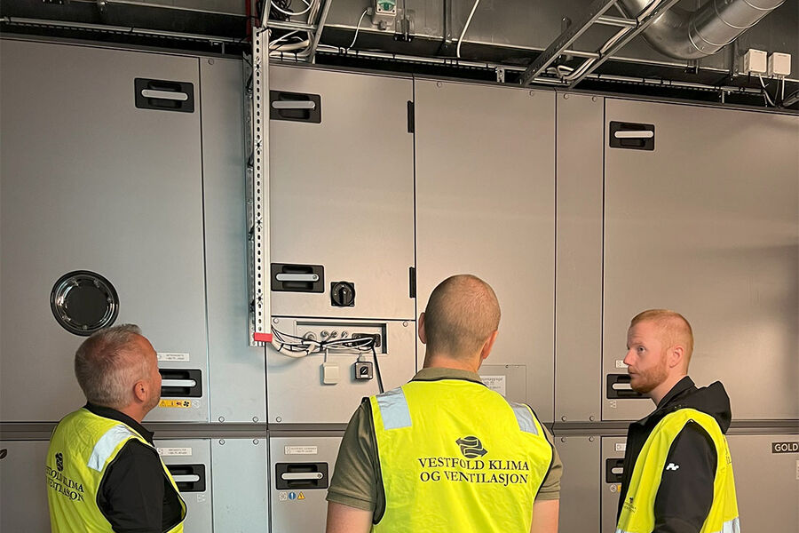 På bildet ser vi fra venstre Trond Hvitstein, Henrik Brynildsen, og Nataniel Snørteland fra Vestfold Klima og Ventilasjon AS, som inspiserer noen av aggregatene. i det nye bygget til Aker.