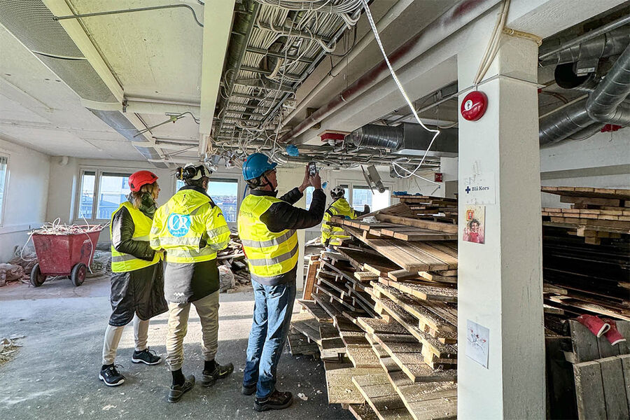 Her er Ventistål og Øst-Riv på befaring i et pilotprosjekt for ombruk av ventilasjonskanaler.